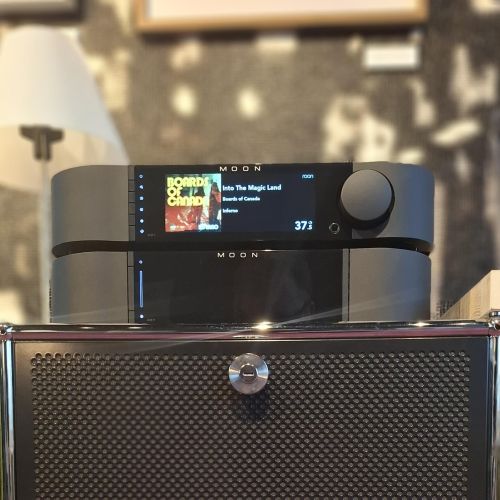 MOON breidt Compass Collection uit met nieuwe 491 streamer/voorversterker en 461 eindversterker